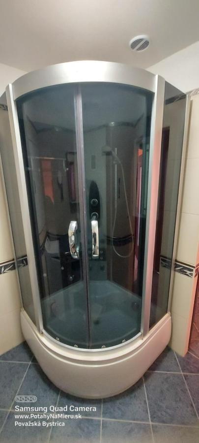 Wolf Apartman Pokojne Ubytovanie V Povazskej Bystrici Ticha Lokalita S Parkovanim Vsade Blizko Vhodne Pre Pracovne Cesty Turistiku Aj Oddych Plne Vybavena Kuchyna Považská Bystrica Eksteriør billede